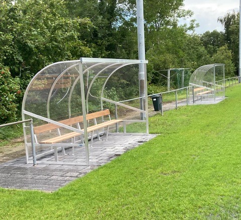 Dug out model 180 43 Dez staan bij Voetbalvereniging TOP’63 Extra diepe dug-outs = extra comfort.